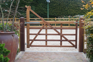 English Gate With Arch - Hardwood